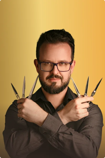 Paulo Bassanni segurando tesouras profissionais